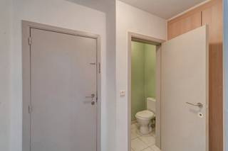 Dit lichtrijke appartement op de tweede verdieping beschikt over een ruime leefruimte van meer dan 40 m². De open indeling tussen woonkamer en...