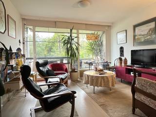 Wandel binnen in dit licht en gezellig te maken appartement voorzien van een zeer gunstig gelegen terras dat te bereiken is via de keuken of vanuit de woonkamer. Dankzij de aangename en praktische indeling van het appartement kan je hier een zeer fijne thuis maken.Aan de voorkant treft u een L-vormige woonkamer, de gesloten keuken en het terras. In de inkomhal is er plaats om een opbergkast te plaatsen. Het appartement beschikt over twee volwaardige slaapkamers, een douchekamer, een apart gastentoilet en een praktische berging. Extra berging in de kelderverdieping. Zorgeloos parkeren in de ondergrondse parking - 25.000 euro. Laat deze kans niet voorbij gaan en plan alvast een afspraak in!Abricasa – Vastgoed voor generaties: Jouw vastgoedpartnerWil je jouw eigendom verkopen of zoek je een vastgoedmakelaar voor verhuur of beheer?Abricasa biedt persoonlijke begeleiding bij al uw vastgoedvragen, van begin tot eind. Leer ons kennen!