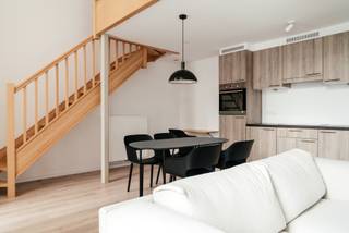 <p>Op Antwerpen Zuid bevindt zich dit recente en volledig bemeubelde 1-slaapkamerappartement. Een comfortabele stadswoning waar een doordachte indeling, energiezuinig wonen en enkele fijne extra’s mooi samenkomen.<br /><br />Ook de ligging zit goed: gezellige horeca, winkels en het Zuidpark bevinden zich vlakbij, terwijl ook de Scheldekaaien vlot bereikbaar zijn. Ideaal voor wie graag midden in de stad woont, maar ook groen en ruimte in de buurt weet te waarderen.<br /><br /><span><strong>INDELING</strong></span>:<br /><br />Via de inkomhal komen we binnen in het appartement.<br /><br />De lichtrijke leefruimte vormt samen met de open keuken een aangename en praktische woonomgeving. Van hieruit heeft u toegang tot het terras: een fijne plek om even buiten te zitten.<br /><br />Verder beschikt het appartement over één volwaardige slaapkamer en een badkamer.<br /><br />Het appartement is compact, maar bijzonder doordacht ingedeeld: elke vierkante meter wordt optimaal benut.<br /><br />En het wooncomfort stopt niet aan de voordeur. Bewoners beschikken over een gemeenschappelijke tuin én een ruim dakterras, twee fijne extra buitenruimtes die in de stad absoluut een meerwaarde vormen.<br /><br />Daarnaast is er een grote, moderne gemeenschappelijke wasruimte met wasmachines en droogkasten. Praktisch én comfortabel, want zelf een wasmachine of droogkast aanschaffen is niet nodig.<br /><br /><span><strong>BIJZONDERHEDEN</strong></span>:<br /><br />- Volledig bemeubeld<br />- Privéterras<br />- Gemeenschappelijke tuin<br />- Ruim gemeenschappelijk dakterras<br />- Moderne wasruimte met wasmachines en droogkasten<br />- Gelegen op Antwerpen Zuid</p>