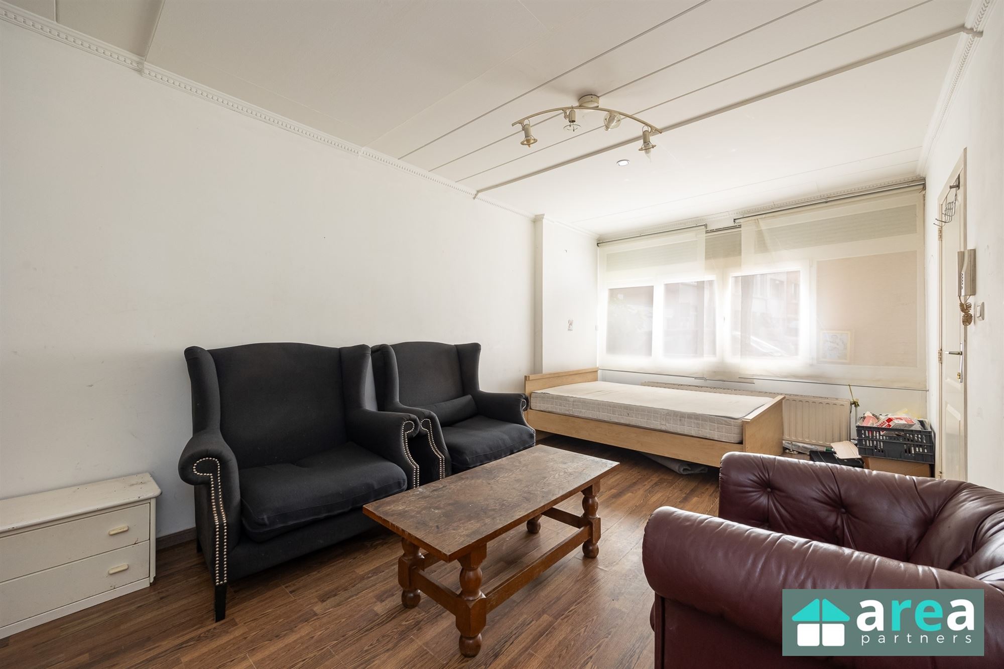 Ruime opbrengsteigendom bestaande uit 5units op centrale locatie! - foto 2