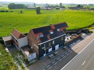 <p>Te koop, multifunctioneel eigendom met ruim woongedeelte, handelsruimte en zonneterras op topligging in Maarkedal<br />Veelzijdig MULTIFUNCTIONEEL PAND met INSTAPKLARE WOONST en COMMERCIËLE RUIMTE (ca. 100 M²) op een TOPLOCATIE in de VLAAMSE ARDENNEN:</p>

<ul>
	<li>
	<p>GROTE RAAMPARTIJEN en BREDE GEVEL met OPTIMALE ZICHTBAARHEID langs de N60</p>
	</li>
	<li>
	<p>UITSTEKENDE BEREIKBAARHEID, ideaal voor WINKEL, KANTOOR of PRAKTIJK</p>
	</li>
	<li>
	<p>RUIME WOONST boven de handelsruimte</p>
	</li>
	<li>
	<p>ZES KAMERS, flexibel in te richten als SLAAPKAMERS of BUREAURUIMTES</p>
	</li>
	<li>
	<p>LICHTE LEEFRUIMTE</p>
	</li>
	<li>
	<p>MODERNE BADKAMER</p>
	</li>
	<li>
	<p>VOLLEDIG UITGERUSTE KEUKEN</p>
	</li>
	<li>
	<p>PRIVÉTERRAS met MOGELIJKHEID TOT ZWEMBAD</p>
	</li>
	<li>
	<p>GROOT en ZONNIG KLANTENTERRAS</p>
	</li>
	<li>
	<p>78 ZONNEPANELEN – energiezuinig en TOEKOMSTGERICHT</p>
	</li>
	<li>
	<p>Ideaal voor wie WONEN en WERKEN wil combineren, met bijkomende MOGELIJKHEDEN voor COHOUSING of ZORGWONEN (mits goedkeuring).</p>
	</li>
</ul>

<p> </p>

<p>Interesse? Neem contact op voor meer informatie of een bezichtiging.<br /><br />Geen renovatieplicht; G-score: A, P-score: A</p>