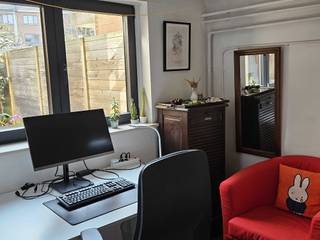 Te koop: ruime bel-etagewoning met tuin en inpandige garage in Grimbergen (1850)<br /> 3 slaapkamers – zolderruimte – zonnepanelen + batterij - EPC B<br />Deze uitstekend gelegen bel-etagewoning in een rustige woonwijk van Grimbergen biedt een combinatie van ruimte, comfort en energiezuinig wonen. Dankzij de inpandige garage, de groene tuin en de lichtrijke leefruimtes is dit de ideale thuis voor gezinnen die kwaliteit en functionaliteit zoeken.<br />Ligging<br />Deze woning bevindt zich in een aangename, kindvriendelijke wijk in Grimbergen.<br />Dankzij de centrale ligging geniet je van:<br />•Snelle verbindingen naar Brussel, Vilvoorde en andere omliggende gemeenten<br />•Scholen, winkels, sportfaciliteiten binnen handbereik<br />•Openbaar vervoer op korte wandelafstand (400m)<br />Een bijzonder praktische ligging voor actieve gezinnen en pendelaars.<br />Doodlopende straat die uitmondt aan het park, en gelegen is naast een groen gebied van het vroegere Kasteel van de Borgt.<br />Mobiliteitsscore : 8,8 (score van de Vlaamse Overheid op een schaal van 0 tot 10)<br />Gelijkvloers<br />•Inkomhal<br />•Toilet<br />•Vestiaire<br />•Inpandige garage voor twee wagens<br />•Wasplaats/berging<br />•Toegang tot tuin met groot zonnig terras<br />1ste verdieping<br />•Ruime, lichtrijke leefruimte<br />•Woonkamer : vloer gelegd met parket, gashaard, zitplaats, eetplaats<br />•Volledig ingerichte keuken : alles vernieuwd 8 acht jaar geleden, toestellen vernieuwd 4 jaar geleden, fornuis inductie + dampkap, dubbele spoelbak in inox, vaatwasser, oven, microgolf, vaste tafel met granito-tablet<br />•Aangebouwde veranda (4X3m) met aangenaam uitzicht op tuin en omgeving<br />2de verdieping<br />•3 volwaardige slaapkamers : vloer in laminaat, grootste kamer met ingemaakte kasten<br />•Badkamer : vloer in tegels, douchecel met zuil van sproeikoppen, lavabo &amp; ingemaakte kast<br />Zolderverdieping<br />•Ingerichte polyvalente ruimte<br />(mogelijkheden: extra slaapkamer, bureau, hobbyruimte, speelkamer, …)<br />•Schuine wanden afgewerkt met houten planchetten – drie dakvlakramen<br />•Vloer in laminaat<br /><br /><br />