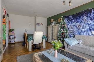 <p><span>Dit </span><span>lichtrijk appartement</span><span> te koop is gelegen op de 3de verdieping van residentie 't Hooghe Huys aan de Brederodestraat vlakbij </span><span>'t Zuid in Antwerpen.</span><span> Alle cafés, restaurants, supermarkten, winkels, mogelijkheden voor openbaar vervoer,... bevinden zich op enkele meters wandelen. De </span><span>bereikbaarheid </span><span>naar invalswegen (A12 en E19) is hier ook </span><span>subliem</span><span>.</span></p><p><span> </span></p><p><span>Het appartement heeft een oppervlakte van zo'n </span><span>100m²</span><span>, </span><span>3 volwaardige slaapkamers </span><span>en een </span><span>ruim terras</span><span>. Bovendien is er een </span><span>grote kelderberging </span><span>aanwezig, ideaal als opslagruimte! Parkeren is mogelijk op de dagparking of op de autostaanplaats die bij aangekocht kan worden.</span></p><p><span> </span></p><p><span>Indeling</span></p><p><span>- gelegen op de 3de verdieping</span></p><p><span>- inkomhal met ingemaakte kast</span></p><p><span>- woonkamer en eetkamer</span></p><p><span>- terras (17m²) met oost oriëntatie</span></p><p><span>- gesloten ingerichte keuken</span></p><p><span>- slaapkamer 1 (14m²)</span></p><p><span>- slaapkamer 2 (12m²)</span></p><p><span>- slaapkamer 3 (9,5m²)</span></p><p><span>- badkamer met bad, dubbele lavabo, bidet en toilet</span></p><p><span>- apart gastentoilet</span></p><p><span>- kelderberging</span></p><p><span>- autostaanplaats mogelijk bij aan te kopen voor 30.000 euro</span></p><p><span> </span></p><p><span>Algemeen gebouw</span></p><p><span>- lift aanwezig</span></p><p><span>- goed onderhouden gebouw</span></p><p><span>- gemeenschappelijke afvalberging en fietsenberging</span></p><p><span>- provisie 269,67 euro/maand (inclusief verwarming, water, onderhoud gemene delen,...) + 98,33 euro reservefonds</span></p><p><span> </span></p><p><span>Troeven</span></p><p><span>- centrale locatie in Antwerpen<br />- conforme elektriciteit</span></p><p><span>- verhuurd voor 1.008,38 euro/maand + onkosten</span></p><p><span> </span></p><p><span>Ben jij geïnteresseerd in dit appartement te koop in centrum Antwerpen, ben je op zoek naar ander vastgoed, een investering of wens je de waarde van jouw eigendom te kennen? Dan ben je bij BOLT immo aan het juiste adres! Wij helpen jou graag verder.</span></p><p><span> </span></p><p><span> </span></p>