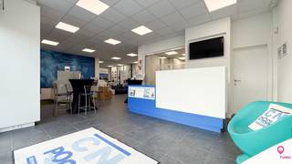 Bij ImmoFusion 7/7 “open huis” : klik op onze 3D-TOUR.<br /><br />3D link https://my.matterport.com/show/?m=MS8t3HQHWKa<br />3D link https://my.matterport.com/show/?m=EdzuJFJ2yrs<br /><br />Zoekt u een veelzijdig en instapklaar handelspand met woonst, ideaal voor zelfstandigen of ondernemers die werk en privé willen combineren op één locatie.<br /><br />Bekijk dan deze prachtige buitenkans!<br /><br />Op het gelijkvloers bevinden zich zowel het professionele gedeelte als het woongedeelte, die functioneel en praktisch van elkaar gescheiden zijn. Aan de voorzijde van het gebouw treft u de kantoren, vergaderruimtes, het sanitaire gedeelte en een ingerichte keuken, wat zorgt voor een comfortabele en professionele werkomgeving voor u en uw medewerkers. Alles is netjes afgewerkt en instapklaar.<br /><br />Het magazijn is ruim, overzichtelijk en multifunctioneel inzetbaar. Er is toegang tot het gebouw via de achterkant, wat bijzonder handig is voor leveringen en stockage. Aan deze zijde bevindt zich bovendien een overdekt gedeelte voor het opslaan van materialen, uitgerust met bijhorende stapelrekken. Van hieruit kan u het magazijn rechtstreeks betreden via de achterdeur of via de sectionale poort, wat een vlotte en efficiënte logistieke flow mogelijk maakt. Vooraan het gebouw is er ruime parkeergelegenheid voor klanten, leveranciers en personeel.<br /><br />Rondom beschikt het pand over veel professionele buitenruimte, ideaal voor extra stockage, parkeerplaatsen of manoeuvreerruimte. Het terrein is links en rechts afgesloten met een poort en volledig omheind, wat zorgt voor optimale veiligheid, privacy en controle over toegang tot het domein. Daarnaast is het gebouw uitgerust met zonnepanelen, wat bijdraagt aan lagere energiekosten en een duurzame investering.<br /><br />Het woongedeelte op het gelijkvloers omvat een ruim en lichtrijk appartement met twee volwaardige slaapkamers. De gezellige leefruimte sluit naadloos aan op het grote, afgesloten overdekte terras via een groot raam met glazen deur, waardoor binnen en buiten harmonieus in elkaar overvloeien. Het terras biedt veel privacy en laat u het hele jaar door comfortabel genieten. Naast het terras bevindt zich bovendien een carport, wat extra praktisch comfort biedt. Aansluitend is er ook een private tuin waar u in alle rust kan ontspannen.<br /><br />De locatie is een absolute troef: het pand is gelegen op een industrieterrein met een uitstekende bereikbaarheid, dichtbij winkels, het centrum, scholen en openbaar vervoer. Bovendien bevindt het zich centraal tussen Beringen, Houthalen-Helchteren en Heusden-Zolder, en geniet het van een vlotte verbinding naar de autosnelweg ter hoogte van Zolder. Dit maakt het pand bijzonder interessant voor zowel lokale als regionale activiteiten.<br /><br />Dit eigendom combineert een uitstekende ligging, doordachte logistiek, ruime buitenmogelijkheden, duurzaamheid, privacy en comfortabel wonen in één kwalitatief en veelzijdig geheel — een unieke opportuniteit voor wie wonen en werken succesvol wil verenigen.<br /><br />
<p><span>Pluspunten:</span></p>
<p>*Instapklaar en netjes afgewerkt – geen grote investeringen nodig</p>
<p>*Functionele scheiding tussen werk- en woongedeelte</p>
<p>*Representatieve kantoorruimte aan de voorzijde – ideaal voor ontvangst van klanten</p>
<p>*Vergaderruimtes, sanitair en ingerichte keuken aanwezig</p>
<p>*Ruim en multifunctioneel magazijn – geschikt voor diverse activiteiten</p>
<p>*Sectionale poort + achterdeur – efficiënte logistieke flow</p>
<p>*Overdekte stockagezone achteraan met stapelrekken</p>
<p>*Toegang via achterzijde – praktisch voor leveringen</p>
<p>*Ruime parkeergelegenheid vooraan voor klanten, personeel en leveranciers</p>
<p>*Volledig omheind terrein met poorten links en rechts – optimale veiligheid en privacy</p>
<p>*Veel buitenruimte – extra stockage, parking of manoeuvreerruimte</p>
<p>*Zonnepanelen – lagere energiekosten en duurzame investering</p>
<p></p>