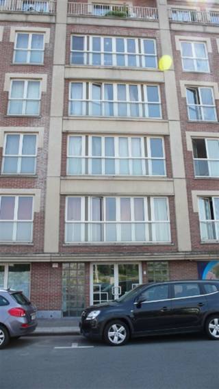 <p><span>Mooie studio gelegen in centrum Kortrijk. Living in laminaat met open ingerichte keukenblok, zonneterras, vestiaire, badkamer. epc 204 kWh/m² uc 2949309. Alg. onkosten + voorschot water 50 euro/maand op afrekening. Vrij op 01/11/2026 Voor verdere info of bezoek, bel 056.21.58.00 of www.immo-lvb.be, naar pand gaan en online afspraak inboeken.</span></p>