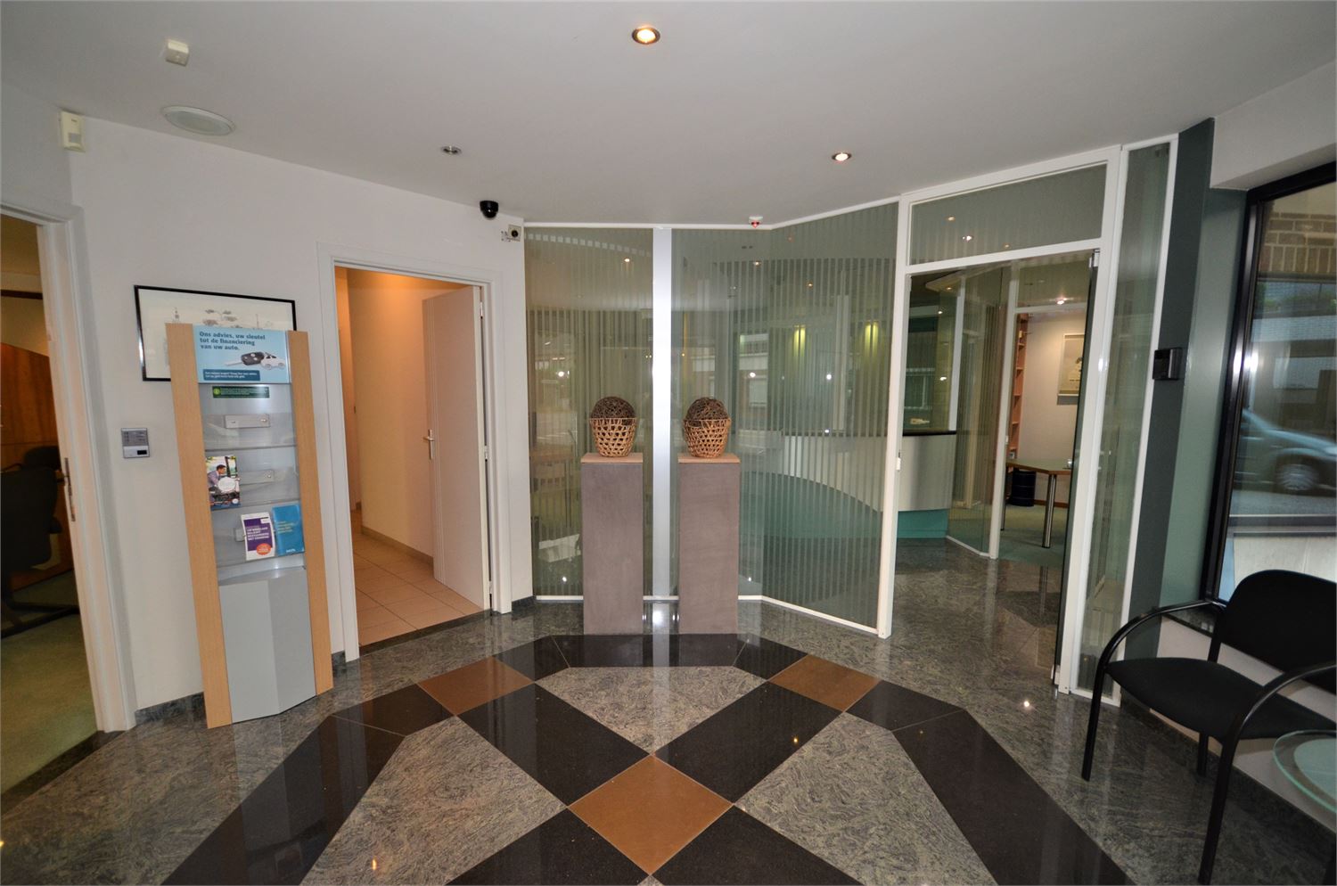 Ruim kantoor met burelen op zeer gunstige en commerciële locatie in Hamont-Achel. Ideaal voor een zelfstandige activiteit of vrij beroep! - foto 4