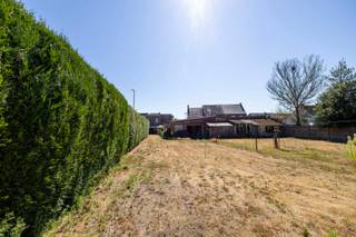 Open bebouwing in het centrum van Beerzel met 3 slpk + bureau, tuin en een magazijn van +/- 177<span>m² op een perceel van 965m². <br /></span><br />Indeling GLV: inkomhal; gastentoilet; gezellige en lichtrijke woonkamer; geïnstalleerde keuken; trap naar een droge kelder; aanpalende berging. <br /><br />1V: nachthal; bureau (kinderkamer); 3 slaapkamers; betegelde badkamer bevat toilet, lavabo en bad.<br /><br />Naastliggende oprit tot aan magazijn van +/- 177<span>m² met automatische poort, hoog plafond, wasplaats en douche; overdekt terras aan de woning met zonneluifel; gezellige tuin met grasperk achteraan. <br /><br />Algemeen: <br />- Plat dak +/- 10 jaar geleden vernieuwd <br />- Alarm + videofonie <br />- Regenwatervoorziening van 5.000 liter <br />- Renovatieverplichting <br /><br />Bekijk zeker de 360° rondgang via onze website (+ mogelijkheid tot opmeten en ontmeubelen).<br />Alle attesten zijn beschikbaar onderaan op onze website. <br />Voor meer info of een bezoek: 0472 22 22 44 of thanee@solittvastgoed.be.<br /></span>