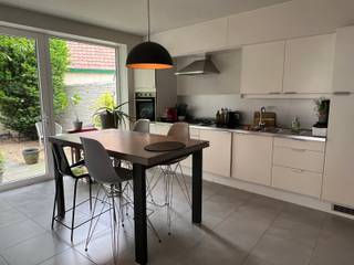 Instapklare, comfortabele gezinswoning in een rustige centrumstraat met aangename binnentuin, terras en garage.GELIJKVLOERS:Hall met gastentoilet,...