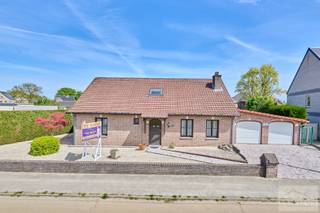 Op zoek naar een ruime en instapklare woning met tal van mogelijkheden? Dan is deze eigendom zeker een bezoek waard!Deze verzorgde woning beschikt...