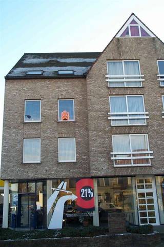 Appartement moderne situé le long de la route d'accès : entrée, spacieux living en parquet, spacieuse cuisine ouverte équipée, terrasse,...