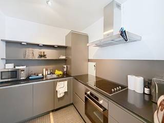 <p> UCCLE: In de wijk Fort-Jaco en vlak bij alle voorzieningen, ruim appartement met 1 slaapkamer van ±81 m², gelegen op de 3e verdieping met lift. Het appartement is als volgt ingedeeld: inkomhal, toilet, woonkamer van ±30 m², ingerichte keuken (oven, kookplaten, afzuigkap, koelkast, diepvriezer en vaatwasser), wasruimte, terras van ±8 m² op het zuidwesten, slaapkamer van ±10 m² met aangrenzende doucheruimte en een terras van ±10 m² op het zuidwesten, en kelder nr. 1. Kosten: Vastgoedkosten van 130 €/maand, inclusief gemeenschappelijke kosten. EPC D-. Beschikbaar vanaf 01/09/2026.</p>
<p></p>
<p><u>Op de 3e verdieping, bereikbaar met de lift:</u></p>
<p> </p>
<p>- Entreehal</p>
<p>- Toilet</p>
<p>- Woonkamer ±30 m²</p>
<p>- Ingerichte keuken (oven, kookplaten, afzuigkap, koelkast, vriezer en vaatwasser)</p>
<p>- Wasruimte</p>
<p>- Terras van ±8 m² op het zuidwesten</p>
<p>- Slaapkamer van ±10 m² met aangrenzende badkamer en een terras van ±10 m² op het zuidwesten</p>