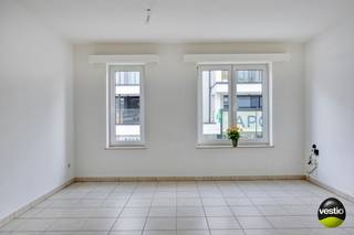 Dit instapklaar appartement is gelegen op de eerste verdieping van een kleinschalig gebouw uit 1999 en heeft een bewoonbare oppervlakte van ca. 64 m² (volgens EPC). Het gebouw beschikt over een lift en de keuken werd recentelijk vernieuwd, wat zorgt voor extra comfort en een moderne uitstraling.<br /><br />De ligging is bijzonder gunstig, centraal tussen de kleine en de grote Ring aan de Havenstraat 10. Dankzij de aanwezigheid van lokale handelaars en supermarkten in de directe omgeving bevinden alle dagelijkse voorzieningen zich op wandelafstand. Ook het centrum bereik je in slechts enkele minuten.<br /><br />Via de trap of lift bereik je het appartement. De leefruimte is een rechthoekige ruimte met een aangename lichtinval en voldoende plaats voor een zit- en eethoek. De moderne keuken is volledig geïnstalleerd en uitgerust met een inductiekookplaat, koelkast, dampkap, spoelbak, microgolfoven en oven.<br /><br />De slaapkamer bevindt zich aan de achterzijde van het appartement, wat zorgt voor extra rust, en beschikt over een mooie oppervlakte. De badkamer is ingericht met een ligbad, wastafel en aansluiting voor een wasmachine. Daarnaast is er een apart toilet aanwezig.<br /><br />De verwarming gebeurt via accumulatiekachels en het warme water wordt voorzien door een elektrische privatieve boiler.<br /><br />De maandelijkse kosten bedragen € 100,20.<br /><br />Enkele PLUSPUNTEN nog eens op een rijtje:<br />+ Instapklaar<br />+ Lift<br />+ Op slechts enkele min. van het centrum<br />+ Perfect instap- of investeringsappartement<br /><br />Maak snel een afspraak via stephanie@vestio.com of bel naar 0474-73 64 84 en kom dit gezellig appartement samen ontdekken!