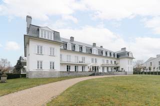<p>Bezoek mogelijk na aanmaak huurdersprofiel: https://onid.mijnhuurprofiel.be/property/69b2ccfd-a686-4b6b-b8a8-fbb9c3c1c8c2.</p><p><br /></p><p>Dit stijlvolle appartement onderscheidt zich door zijn royale ruimtes, drie volwaardige slaapkamers en een prachtige natuurlijke lichtinval dankzij de hoekligging. De slaapkamers zijn voorzien van ingemaakte kasten. De ruime badkamer is uitgerust met een ligbad en een dubbele spoelbak.</p><p>De residentie is uitstekend onderhouden en biedt een aangename woonomgeving. Bovendien zijn een staanplaats, een garagebox en een aparte berging inbegrepen in de huurprijs. De huurprijs is <strong>exclusief </strong>een kostenprovisie van 300 euro per maand voor de nutsvoorzieningen en onderhoud gemeenschappelijke delen.</p>