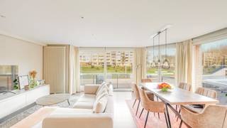 Zeer leuk hoekappartement te Heist-aan-Zee, genietend van een prachtig open zicht uit de woonkamer. Dankzij de hoekligging en de vele raampartijen geniet u van een overvloed aan natuurlijk licht. De mooie open zichten zorgen voor een gevoel van openheid en creëren een aangename sfeer in het appartement. <br /><br />Absolute toplocatie op nog geen 300 meter van het strand (via de vernieuwde voetgangerstunnel recht voor de deur).<br /><br />Indeling: inkomhal, een zeer mooie &amp; huiselijke leefruimte met een open keuken en heerlijke zichten naar buiten. Verder nog een praktische berging, twee slaapkamers en een verzorgde badkamer. De elektriciteit is volledig conform.<br /><br />De grote troeven zijn zonder twijfel de mooie open zichten, het vele licht en de uitstekende ligging vlakbij het strand. Hier woon je elke dag met een vakantiegevoel. Een appartement dat je gezien móét hebben!<br /><br />Meer informatie of een vrijblijvend bezoek?<br />Contacteer Sacha Vanrafelghem op GSM 0487/43.79.10.