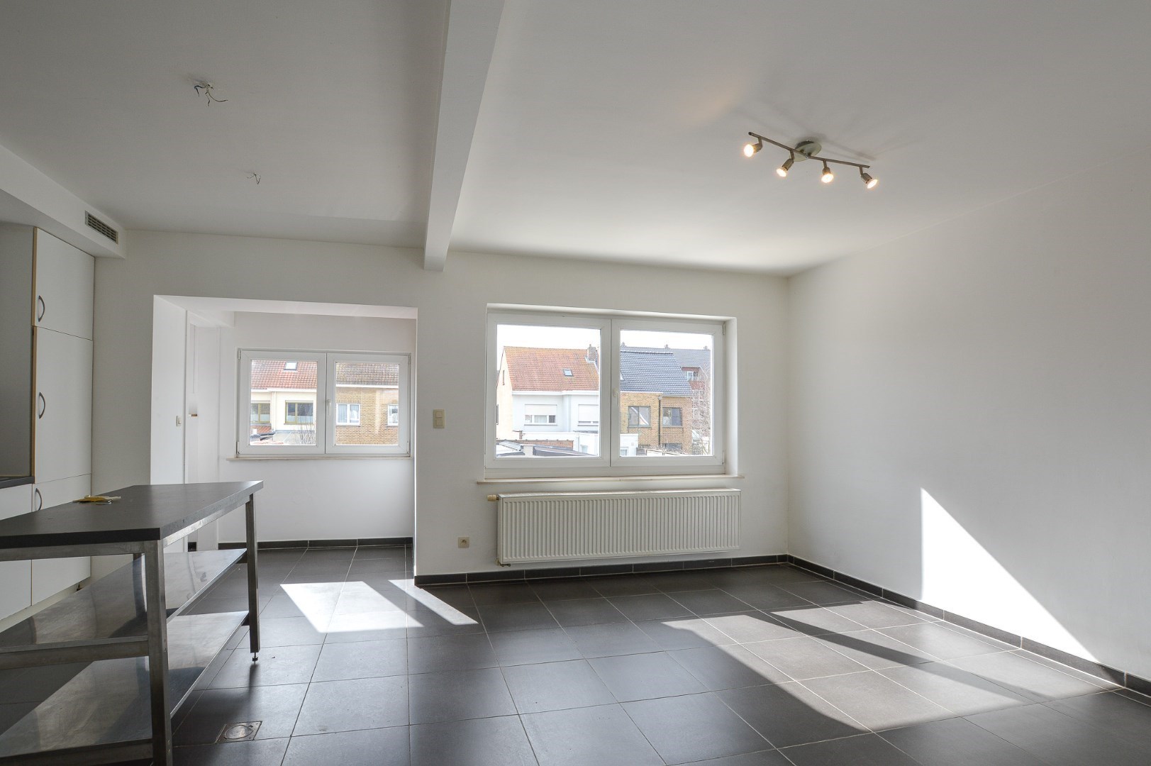 Zeer ruim duplexappartement met 2 slaapkamers te huur te Oostende - foto 5