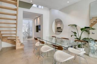 Instapklare en stijlvol gerenoveerde (2024) stadswoning op topligging in Gent, met een bewoonbare oppervlakte van 126 m². Deze lichtrijke woning combineert hedendaags comfort met een warme, minimalistische afwerking.Op het gelijkvloers kom je binnen via een inkomhal met ingemaakte kastenwand die dienst doet als vestiaire en berging. De open leefruimte met eet- en zithoek sluit naadloos aan op de volledig ingerichte keuken. De gietvloer met vloerverwarming zorgt hier voor een strak en aangenaam geheel. Aansluitend bevindt zich een compact terras.De eerste verdieping biedt een open zitruimte met toegang tot een zonnig dakterras. Aan de andere zijde vind je een apart toilet en een stijlvolle badkamer met inloopdouche. Dankzij de vide achter de zithoek geniet ook het gelijkvloers van extra natuurlijke lichtinval.Op de tweede verdieping bevinden zich twee slaapkamers, waarvan één met mezzanine – ideaal als extra slaap - of werkruimte.Gelegen in de Spaarstraat geniet je van een rustige woonomgeving met alle troeven van de stad binnen handbereik. Winkels, horeca, scholen en openbaar vervoer bevinden zich op wandel- en fietsafstand, net als belangrijke invalswegen.Extra troeven: EPC A, conforme elektriciteit en asbestveilig. Een unieke kans voor wie op zoek is naar een energiezuinige, architecturale woning met karakter in de stad.Vrij 1 oktober 2026.Bestuursmaatregelen in het maatregelenregister: nee