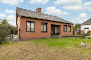 <h2><span>RUIME OPEN BEBOUWING MET 3 SLAAPKAMERS EN UITZONDERLIJK GROEN VERZICHT OP EEN PERCEEL VAN 10 ARE TE ZONHOVEN<br /><br /></span></h2>
<p><span>Op een prachtig perceel van<strong> </strong></span>1.000 m²<span> aan de Schutenseweg 74 in Zonhoven bevindt zich deze ruime, vrijstaande woning waar rust, ruimte en privacy perfect samenkomen. Met een bewoonbare oppervlakte van circa </span>150 m², exclusief kelder<span>, een gelijkvloerse indeling en bijzonder veel bijkomende ruimte is dit een woning die zowel vandaag als naar de toekomst toe heel wat mogelijkheden biedt<br /><br /></span><span></span></p>
<p>Wie houdt van wandelen, fietsen en ontspannen in het groen, zit hier helemaal op zijn plaats! De prachtige natuurgebieden De Platwijers, Wijvenheide en De Wijers liggen in de nabije omgeving en vormen een waar paradijs voor natuurliefhebbers. Ook het geliefde Domein Bokrijk, met zijn uitgestrekte wandel- en fietsroutes, Openluchtmuseum en recreatiemogelijkheden, bevindt zich op korte rijafstand.<br /><br /></p>
<p>Naast deze groene troeven biedt de ligging ook heel wat praktisch comfort. Dagelijkse boodschappen doe je moeiteloos in de buurt, met onder andere Spar, Colruyt en Lidl op korte afstand. Ook scholen, lokale handelszaken, gezellige horecagelegenheden en andere voorzieningen zijn vlot bereikbaar.</p>
<p>Ook op het vlak van mobiliteit scoort deze locatie bijzonder goed.<span> Bushaltes bevinden zich op wandelafstand, station Kiewit ligt op slechts enkele minuten rijden en dankzij de nabijheid van de E314 en E313 bereik je vlot Hasselt, Genk en de rest van Limburg.</span></p>
<p><span> <br />Vanuit de woning en de tuin geniet u van een prachtig </span>vrij en groen verzicht.<strong><span> </span></strong><span>De natuur komt letterlijk tot aan uw tuin: regelmatig laten zelfs </span>hertjes zich tot aan de omheining zien<span>.<br /><br /></span></p>
<p><span>De woning is praktisch ingedeeld en biedt momenteel </span>drie volwaardige slaapkamers<span>. De badkamer werd in </span>2020 volledig vernieuwd en in 2023 werd een nieuw dak geplaatst. Met maar liefst 14 zonnepanelen werd bovendien ook geïnvesteerd in energiezuiniger wonen. Een epc label C is daar het resultaat van.<br /><br /></p>
<p><span>Ook op het vlak van comfort heeft deze woning heel wat te bieden. De aanwezige </span>airco's zorgen tijdens warme zomerdagen voor een aangename binnentemperatuur, terwijl de houtkachel in de wintermaanden extra warmte en gezelligheid creëert. De houten ramen zijn uitgevoerd in kwalitatief merantihout en voorzien van dubbele beglazing. Overal in de woning zijn bovendien rolluiken aanwezig en ook een alarmsysteem werd voorzien.<br /><br /><span>Wie behoefte heeft aan extra ruimte, zal hier aangenaam verrast worden. De woning is namelijk </span>volledig onderkelderd, goed voor maar liefst circa 120 m² bijkomende ruimte<span>. Hierdoor zijn er volop mogelijkheden voor opslag, hobby's, een werkruimte of andere praktische toepassingen.<br /></span><span>Ook de zolderverdieping biedt bijzonder veel potentieel. Deze ruimte kan, mits de nodige aanpassingen en eventuele vergunningen, worden ingericht om bijvoorbeeld nog </span>twee tot drie extra slaapkamers<span> te creëren. Hierdoor is de woning eveneens interessant voor grotere gezinnen of voor wie graag extra woon-, werk- of hobbyruimte wil voorzien.<br /><br /></span><span>Buiten wordt het ruimtegevoel verder doorgetrokken. Naast een </span>carport beschikt de woning over een ruime dubbele garage van circa 50 m². Ook een waterput is aanwezig. Dankzij de gunstige zuidwestelijke oriëntatie kunt u bovendien volop genieten van de middag- en avondzon in de tuin.<br /><br /></p>
<p><span>Deze eigendom aan de Schutenseweg combineert een ruime gelijkvloerse woning met uitzonderlijk veel bijkomende ruimte, een mooi perceel en vooral een heerlijk groene ligging. <br /><br /></span></p>
<p>Graag een bezoek ter plaatse? Bel ons op 011 96 51 76 of mail ons op info@momentumvastgoed.be</p>