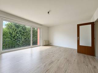 Dit verzorgd appartement is gelegen op de tweede verdieping van een gebouw zonder lift. Indeling: een inkomhal met apart toilet en handenwasser, een woon- en eetkamer 24m² op laminaat met toegang tot het Zuid-West georiënteerde balkon met opbergkast, een open keuken die is uitgerust met een oven, een inductievuur, een vaatwasser, een koelkast, een diepvries en een microgolfoven. Er zijn 2 slaapkamers (8m² en 14m²) en een badkamer die voorzien is van een ligbad/douche, een wastafel en een aansluiting voor uw wasmachine/droogkast. Tevens is er een kleine aparte bergruimte in het appartement en een privatieve berging op het gelijkvloers. Geen algemene kosten! Op een steenworp van het centrum van Brasschaat, het openbaar vervoer, winkels, scholen, ...