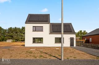 <p>Deze volledig gerenoveerde halfopen bebouwing is gelegen in een rustige straat te Westerlo en combineert hedendaags wooncomfort met hoogwaardige afwerking en de nieuwste technieken. <br /><br />Bij het binnenkomen betreedt u de inkomhal, die toegang geeft tot de ruime en lichtrijke leefruimte. Deze sluit naadloos aan op de moderne keuken, die voorzien is van hedendaagse kwalitatieve toestellen. Vanuit de keuken is er rechtstreeks toegang tot de praktische wasplaats.<br /><br />Op de eerste verdieping bevinden zich twee ruime slaapkamers en de badkamer. Via een vaste trap bereikt u de volledig afgewerkte zolderverdieping, die ingericht is als derde slaapkamer en perfect kan dienen als master bedroom, hobbyruimte of thuiskantoor. <br /><br />De woning werd volledig gerenoveerd met oog voor detail en is uitgerust met de nieuwste technieken, waardoor u geniet van een hoogstaand comfort en een energiezuinige woonomgeving. <br /><br />Buiten beschikt de woning over een ruime tuin waar u in alle rust kan genieten van het buitenleven.<br /><br />Een instapklare woning waar kwaliteit, comfort en moderne technologie samenkomen! <br /><br />Meer info via sander.deloose@imovastgoed.be of via +32 15 33 11 00. <br /><br />U kan Imo Vastgoed steeds vrijblijvend contacteren voor een gratis waardebepaling van uw woning.</p>