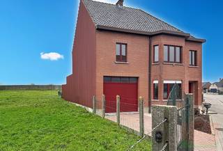 In het glooiende natuurlandschap van Aaigem, een paradijs voor liefhebbers van wandelen of fietsen, vinden we deze vrijstaande gezinswoning...