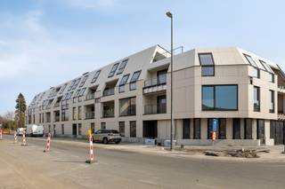 Met een knipoog naar het verleden, maar beide voeten stevig in het heden, biedt projectontwikkelaar IMMCO u een architecturale parel aan nabij het centrum van Tongeren.<br /><br />Met het rustgevende natuurgebied De Kevie in de achtertuin, tegenover stadspark De Motten en het uitzonderlijke zicht op Moerenpoort, heeft deze residentie alle troeven in handen.<br />Geniet van een unieke architectuur, uitzonderlijke afwerking, royale lichtinval en ruime terrassen!<br />Ondergronds zijn parkeerplaatsen voor elk appartement voorzien.