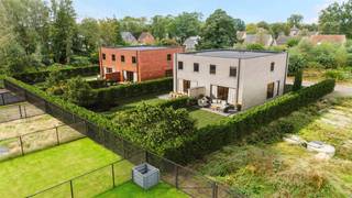 <p><span>Moderne casco + afgewerkte nieuwbouwwoning (BEN) op een zeer centrale doch uiterst rustige ligging te Peer.</span></p><p><span> </span></p><p><span>Deze strakke moderne woning van 144m² heeft een open leefruimte dankzij de praktische indeling die uitgekiend is voor een optimaal gebruik van de ruimtes en met een maximum aan daglicht.</span></p><p><span> </span></p><p><span>Op het gelijkvloers is er de riante open leefruimte voor een zithoek en een open leefkeuken met aansluitende eetkamer. Er zijn grote glaspartijen voorzien voor een maximale lichtinval en een groot schuifraam voor een gemakkelijke verbinding naar de tuin en het terras. Grenzend aan de keuken is er de praktische, ruime berging/wasplaats voor wasmachine, droogkast en veel extra opbergruimte. Verder is er de inkomhal met het gastentoilet.</span></p><p><span> </span></p><p><span>Op de verdieping vinden we 3 slaapkamers, de badkamer en een extra toilet. De slaapkamers zijn zeer ruim, net zoals de badkamer waar er meer dan voldoende ruimte is voor een ligbad, inloopdouche en dubbel badkamermeubel.</span></p><p><span> </span></p><p><span>De woning is gelegen op een leuk perceel in een rustige straat waar je kan genieten op je terras.</span></p><p><span> </span></p><p><span>Deze woning heeft een perfecte ligging met een ideale combinatie van een zeer goede bereikbaarheid van winkels, scholen, openbaar vervoer en verbindingswegen richting Hasselt en Eindhoven. Deze uitzonderlijke kwalitatieve nieuwbouwwoning wordt opgetrokken in de beste materialen, volgens alle laatste normen en volgens de regels van de kunst.</span></p><p><span> </span></p><p><span>U kan als koper de keuze maken om de woning aan te kopen in zijn huidige Casco + fase of zelfs volledig afgewerkt waarbij u als koper alle keuzes kunt maken en uw sleutel ontvangen van zodra het volledig naar uw wensen afgewerkt werd. De vermelde prijs is voor de huidige Casco + afwerking.</span></p><p><span> </span></p><p><span>Wenst u meer info of een afspraak, contacteer ons op 011/85.15.15 en dan helpen wij u graag verder.</span></p><p><span> </span></p>