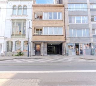 <p>Strategisch gelegen aan de Stenenbrug in Borgerhout bevindt zich dit veelzijdige betonnen opbrengsteigendom, bestaande uit een ruim magazijn op het gelijkvloers en twee appartementen op de verdiepingen. Dankzij de uitstekende ligging nabij de Singel, de Antwerpse Ring en de Turnhoutsebaan biedt dit pand tal van mogelijkheden voor investeerders, ontwikkelaars en ondernemers.</p><p>Indeling<br />Gelijkvloers: magazijn van ca. 425 m².<br />Eerste verdieping: appartement van ca. 85 m² met 2 terrassen.<br />Tweede verdieping: appartement van ca. 85 m² met 2 terrassen.</p><p>De appartementen zijn te renoveren en bieden de mogelijkheid om ze volledig naar hedendaagse normen af te werken.</p><p>Troeven<br />- Solide betonnen constructie.<br />- Centrale ligging met uitstekende verbindingen via de Singel, de Antwerpse Ring en het openbaar vervoer.<br />- Op wandelafstand van het Rivierenhof.<br />- Gelegen nabij de levendige Turnhoutsebaan, <br />- Ontwikkelingspotentieel: volgens de geldende ruimtelijke context lijkt een optopping tot maximaal vier bouwlagen mogelijk, onder voorbehoud van de vereiste stedenbouwkundige vergunningen.<br />- Magazijn in een regio waar de vraag zeer hoog is</p><p>Dit eigendom combineert een uitstekende bereikbaarheid, commerciële aantrekkingskracht en een aantrekkelijk ontwikkelingspotentieel, waardoor het een unieke opportuniteit vormt voor investeerders en projectontwikkelaars.</p><p>Interesse? Neem gerust contact op voor meer informatie of een bezichtiging: info@markasa.be of 03/827.72.92</p>
