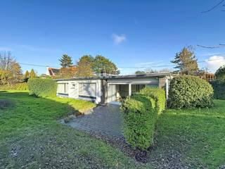 Villa idéalement située sur un terrain de 983 m², nécessitant une rénovation complète.La propriété se trouve dans une rue très calme, dans le beau...