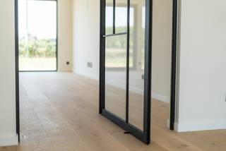 Exclusieve NIEUWBOUW DRIE-GEVELVILLA afgewerkt in duurzame materialen,  3-4 slaapkamers met dressingruimte, domotica en overal massieve eikparket. <br /><br />Gelegen in een rustig doodlopend straatje vindt u deze unieke koppelbouw.<br />Bruto woonoppervlakte > 224m²  | carport 18m²| zuid-west gelegen | domotica (loxone)| laadpaal | overal vloerverwarming | overal airco<br />Overal designverlichting. E28 werd vooropgesteld.  Dit is linkerwoning. <br /><br />De ruime inkomhal verwelkomt u met brede massieve eiken parketvloeren.<br />Hoge pivoterende deuren en elegante stalen deuren (www.anywaysdoors.be) zorgen voor stijlvolle overgangen tussen de leefruimtes.<br />Grote glaspartijen bieden een naadloze verbinding met de tuin en optimaal lichtcomfort.<br />De polyvalente 4de ruimte, akoestische afgesloten, is perfect als bureau of hobbyruimte.<br /><br />De luxueuze keuken met hoogwaardige toestellen is inbegrepen maar wordt na aankoop geplaatst, volledig naar uw smaak.<br />Aansluitend is er een extra ruimte naast de keuken en een berging/technische ruimte. De woning beschikt over een Wolf warmtepomp<br />(6 kW) en airco: 6 binnenunitis en 2 buitenunits (slaapkamers, badkamer, living en polyvalente ruimte)<br /><br />Op de verdieping bevinden zich 3 zeer ruime slaapkamers, elke met dressingruimte, een tweede apart toilet en een royale, luchtige nachthal.<br />De badkamer is uitgerust met een inloopdouche met mortexafwerking, een designbad en een elegant lavabomeubel, design bad en lavabomeubel.<br /><br />De tuin biedt namiddag -en avondzon.<br />Verkoop onder registratie op de grond en 21% btw op de constructie. <br /><br />Alle materialen zijn zorgvuldig geselecteerd voor een uitzonderlijke woonkwaliteit en een hoog coocoongehalte voor de veeleisende bewoner. <br /><br />Reserveer uw persoonlijke rondleiding met Nik en geniet van dit hoogstaand woonconcept op centrale ligging.<br />Bel nu op 051 62 40 40<br /> 