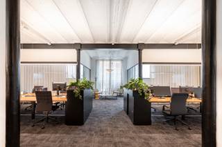 PLAN VIA VOLGENDE LINK UW BEZOEK IN ALSOOK UW GEGEVENS: https://demeester.mijnhuurprofiel.be/whise/6050758<br /><br />Uniek en architecturaal pakhuis-kantoor nabij de Scheldekaaien, als voormalig kantoor van gerenommeerd architectenkantoor Crepain Binst Architecture.<br /><br />Deze instapklare kantoorruimtes betreffen een oppervlakte van wel 750m2, verdeeld over drie verdiepingen.<br />Alle faciliteiten zijn gloednieuw zoals : koeling en verwarming via warmtepomp, ventilatie op elke verdieping, brandalarm, domotica, inbraakalarm, toegangscontrole (PIN en NFC), netwerkkabels, videophone met app, serverruimte, camerabewaking (hal &amp; parking), fietsparking, en een terras aan de kantine op de eerste verdieping.<br />Vloerverwarming.<br /><br />Twee inkomhallen zijn beschikbaar, diverse vergaderzalen maar ook een riante open landschapskantoren, met talloze aangename werkeilanden. Per verdieping is er een zeer recente keuken voorhanden en sanitaire ruimte.<br /><br />Tevens is er zelfs nog een kelderverdieping die wordt ingericht als extra vergaderzaal met sanitaire cel en bergruimte, die optioneel kan bijgehuurd worden.<br />Het sfeervolle binnenplein biedt ruimte voor 8 autostaanplaatsen, en er zijn fietsenstallingen.<br /><br />De statige en karaktervolle voorgevel aan de straatzijde zorgt voor een uitzonderlijk en authentiek karakter van uw kantoor.<br />De bijzondere staalstructuur en hoge plafonds (3.60m) maken van dit pakhuis een architecturale, hedendaagse parel en inmiddels goed gekend adres in de stad.<br /><br />Een iconische werkplek !