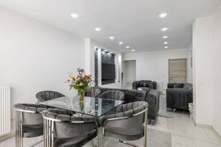 Deze recent gerenoveerde woning combineert karakter en comfort op een unieke manier. De prachtige art-deco gevel geeft deze perfect afgewerkte...