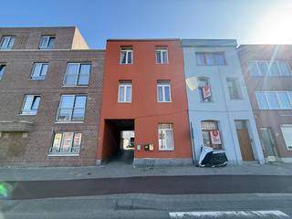 Opbrengsteigendom op centrale ligging in Hoboken gelegen aan de Sint-Bernardsesteenweg 769 - 771 en 769+.Indeling:Gelijkvloers:Inkom - doorrij. In de...