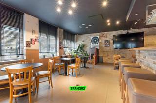 In Merkem, centraal gelegen tussen Diksmuide en Ieper, bevindt zich deze ruime handelszaak. Op het gelijkvloers bestaat het pand uit een propere...