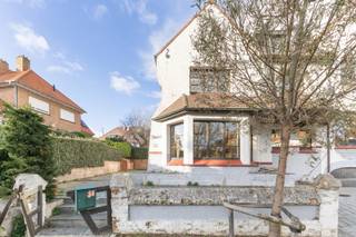 DE PANNE: PRACHTIGE 3-GEVELWONING MET UNIEK POTENTIEEL IN DE HISTORISCHE DUMONTWIJK Ontdek deze uitzonderlijk ruime woning met een bewoonbare...