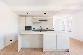 Gelegen in de voormalige Whitbread-fabriek bevindt zich dit smaakvol ingerichte appartement met twee slaapkamers en een privéterras. De volledige site werd grondig gerenoveerd, met respect voor de oorspronkelijke architectuur en behoud van de authentieke uitstraling van het gebouw.<br />Het project combineert de charme van een historisch industrieel pand met het comfort en de kwaliteit van hedendaags wonen en werken. De bestaande architecturale elementen werden zoveel mogelijk behouden en zorgvuldig geïntegreerd in een vernieuwde, eigentijdse omgeving.<br />Dit lichtrijke appartement van ca. 108 m² ligt op de tweede verdieping van het zijgebouw en werd ontworpen door Sculp[IT] architecten. Het combineert een langgerekte, open leefzone met twee slaapkamers en een privéterras van ca. 7 m².<br /><br />Indeling:<br />Het hart van het appartement is de ruime, langgerekte leefruimte van ca. 12 m lang, met zithoek, eetplaats en open keuken. Deze werd voorzien van alle gebruikelijke toestellen en een ontbijthoek. De raampartijen langs de gevel zorgen voor veel natuurlijk licht.<br /><br />Vanuit de leefruimte bereikt u de twee volwaardige slaapkamers, beiden met toegang tot een zonnig west-gericht terras. <br /><br />Troeven:<br />- Open, lichtrijke leefruimte van ca. 12 m lang<br />- Twee slaapkamers, gescheiden van de leefruimte voor rust en privacy<br />- Privéterras van ca. 7 m²<br />- Aparte bergplaats<br />- Authentieke sfeer in een gerenoveerde industriële site