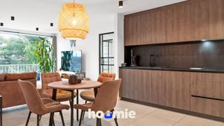 Op zoek naar een instapklaar, stijlvol én volledig vernieuwd appartement op een toplocatie?Welkom in hartje Maasmechelen waar je alles op...