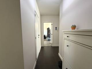 Ruim appartement met twee slaapkamers gelegen aan de stadrand van Herentals. <br /><br />Indeling en omschrijving:<br />U betreedt dit appartement via de inkomhal. Vooraan bevindt zich de lichtrijke leefruimte met aansluitend het terras. De keuken is volledig uitgerust met een spoelbak, kookplaat, dampkap, koelkast, oven en vaatwasser. Aansluitend vindt u de praktische berging met aansluitingen voor wasmachine en droogkast. Verder beschikt het appartement nog over twee slaapkamers, apart toilet en de badkamer met douche, spiegelkasten en lavabo met meubel. <br />In het ondergrondse complex is er een garagebox met automatische poort aanwezig. <br /><br />Extra info: <span>geen verdere gemeenschappelijke kosten I EPC 130 kWh/ (m² jaar) label B I watertoets: P-score: B I G-score: B.</span>