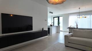 Deze kwalitatieve nieuwbouw woning is gelegen in een zeer rustige woonwijk, toch op wandelafstand van het centrum van Eeklo.<br /><br />Samenstelling van de woning:<br />Gelijkvloers: inkomhal, gastentoilet, woonkamer, open keuken, wasplaats en fietsenberging.<br /><br />Op de eerste verdieping: nachthal, 3 zeer ruime slaapkamers, badkamer en toilet. via de nachthal is er toegang tot de zolder.<br /><br />In de zuidgerichte tuin voorzien van terras is het heerlijk vertoeven.<br /><br />De woning is verder voorzien van een praktische carport.<br /><br />Wenst U meer informatie of een bezoek? Aarzel niet ons te contacteren.<br />Of vraag uw bezoek aan via onze website.
