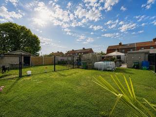 Op zoek naar een gezellige, instapklare woning met een leuke tuin? Dan is deze charmante woning zeker een bezoek waard!<br /><br />De woning beschikt over drie slaapkamers, een praktische indeling en werd de voorbije jaren bijna volledig gerenoveerd. Bovendien werd ze recent volledig opgeschilderd, waardoor je meteen kunt verhuizen. De keuken is verzorgd en functioneel, net als de nette badkamer.<br /><br />Buiten geniet je van een zalige tuin met verschillende gezellige plekjes. Dankzij de doorgang langs de achterzijde en zijkant van het perceel (erfdienstbaarheid in het voordeel van de woning) is de tuin bovendien vlot bereikbaar. Vooraan is er een eigen oprit.<br /><br />De woning is volledig geïsoleerd en kreeg recent een nieuwe buitenisolatie met crepi + een nieuw DAK !. Verder is er een combinatie van dubbele en driedubbele beglazing en zorgt de pelletkachel voor extra warmte en sfeer. Met een kleine aanpassing is bovendien een EPC-label C mogelijk. De handige zolder biedt nog extra bergruimte.<br /><br />Een verrassend complete woning op een goede ligging, klaar om haar nieuwe bewoners te verwelkomen!<br />Meer info of een bezoek? Mail gerust naar hallo@wijsvastgoed.be