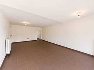 <p><span>GELIJKVLOERS APPARTEMENT MET ZALIG GROOT TERRAS</span></p><p><span> </span></p><p><span>Op de gelijkvloerse verdieping van deze kleinschalige residentie komt dit appartement aanzetten met veel woonruimte en zalig veel zonlicht.</span></p><p><span>De mooie leefruimte houdt vlot contact met het aangenaam zuidgericht terras.  <br />Aansluitend geniet ook de keuken (in afwerkingsfase) van mooie afmetingen, er is een degelijke inrichting met kasten en toestellen.  <br />Naast de keuken is een grote wasberging. </span></p><p><span> </span></p><p><span>Er is 1 slaapkamer, een apart toilet en een nette badkamer </span></p><p><span> </span></p><p><span>Praktische carport achterliggend, afgesloten van de straat.</span></p><p><span> </span></p><p><span>ZALIG TERRAS<br />WARME GEZELLIGHEID<br />HEEL VEEL LICHT EN ZON</span></p>