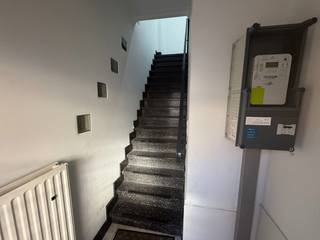 Genk, Nieuwe Kuilenweg 57 - Appartement met 1 slaapkamer, ruim terras, garagebox en autostaanplaats.<br /><br />Dit aangename appartement met één slaapkamer bevindt zich op de eerste verdieping en onderscheidt zich door zijn private inkomdeur aan de straatzijde, waardoor u geniet van een extra gevoel van privacy en zelfstandigheid.<br />Dankzij de grote raampartijen geniet de leefruimte en open keuken van een aangename natuurlijke lichtinval.<br />Een absolute troef is het ruime, zuidwestgerichte terras van maar liefst 27,5 m² aan de achterzijde van het gebouw. Hier kunt u in alle rust genieten van de namiddag- en avondzon, gezellig buiten eten of ontspannen met uitzicht op de groene omgeving. Daarnaast beschikt het appartement over een balkon aan de voorzijde.<br />Ook op het vlak van parkeren biedt dit appartement een belangrijke meerwaarde: er is zowel een garagebox als een autostaanplaats voorzien.<br />Indien gewenst kan er zelfs nog een tweede autostaanplaats aangekocht worden.<br /><br /><u><strong>Uitstekende ligging</strong></u><br />Het appartement geniet van een bijzonder gunstige ligging, op wandelafstand van het centrum van Genk, de gezellige Vennestraat, winkels en openbaar vervoer.<br />Bovendien is de E314 vlot bereikbaar, wat zorgt voor een uitstekende verbinding met de omliggende steden en gemeenten.<br /><br /><u><strong>Indeling</strong></u>
<ul>
	<li>private inkomhal met eigen toegangsdeur op het gelijkvloers</li>
	<li>trappenhal en gang op de verdieping</li>
	<li>ruime woonkamer met uitgeruste open keuken</li>
	<li>slaapkamer</li>
	<li>ruime badkamer met douchecabine, wastafel en toilet</li>
	<li>zuidwestgericht terras van 27,5 m² aan de achterzijde en een balkon aan de voorzijde.</li>
	<li>garagebox nr 2 (links)  en autostaanplaats achter het gebouw</li>
	<li>Optioneel kan er nog een extra autostaanplaats aangekocht worden voor €7.500.</li>
</ul>
<br />De achterzijde van het gebouw, waar zich de garages en parkeergelegenheid bevinden, is bereikbaar via een erfdienstbaarheid van doorgang (in mede-eigendom), gelegen links van huisnummer 55.Bij aankoop van het appartement verwerft de koper tevens een aandeel van 1/6 in de mede-eigendom van het perceel waarop deze doorgang gelegen is (perceelnummer 402G).<br /><br /><u><strong>Een interessante opportuniteit!</strong></u><br />Dankzij de combinatie van een centrale ligging, private inkom, aangename leefruimte, uitzonderlijk groot zonneterras en ruime eigen parkeergelegenheid is dit appartement bijzonder interessant voor alleenstaanden, koppels of investeerders.<br />Laat deze kans niet aan u voorbijgaan en ontdek zelf de mogelijkheden van dit appartement tijdens een plaatsbezoek!<br /><br />Voor meer informatie of het vastleggen van een bezichtiging kunt u vrijblijvend contact opnemen met Jurimex via info@jurimex.be of 089/308.700.<br /><br /> 