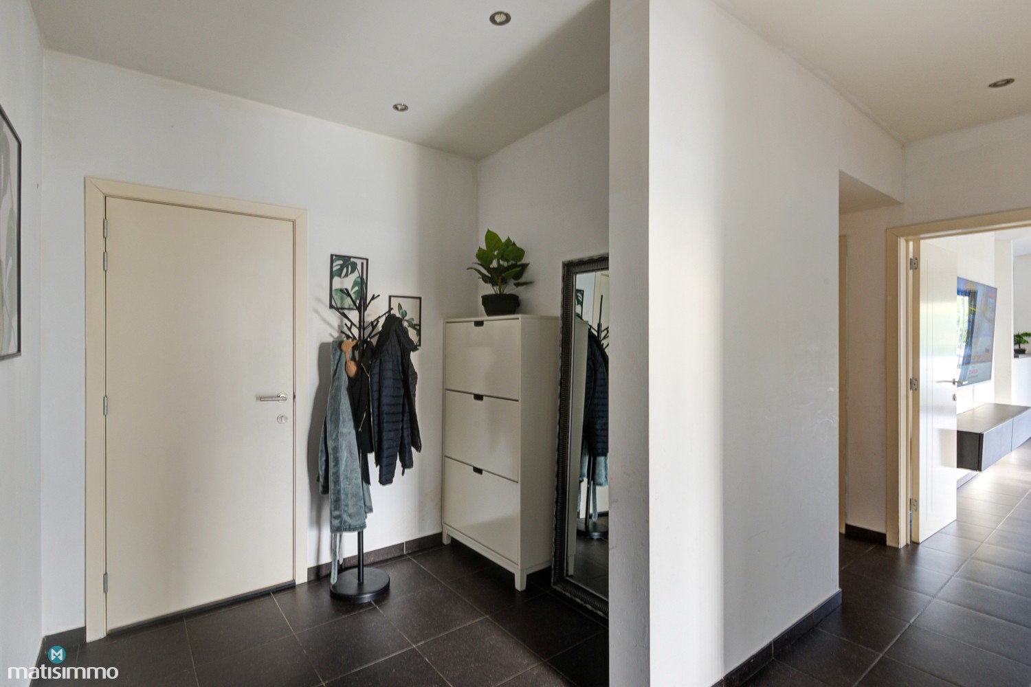 RUIM INSTAPKLAAR APPARTEMENT MET 3 SLAAPKAMERS, TERRAS EN AUTOSTAANPLAATS TE BEVERST - foto 2