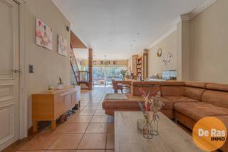 <strong>AALST - Instapklare, centraal gelegen gezinswoning met zonnige tuin en unieke ligging</strong><br /><br />Bent u op zoek naar een perfect onderhouden woning die bereikbaarheid combineert met rust en privacy? Dan is deze centraal gelegen parel in Aalst precies wat u zoekt.<br /><br />Via de ruime inkomhal betreedt u de woning, die meteen een gevoel van ruimte en licht uitstraalt. Aan de ene zijde bevindt zich de sfeervolle woonkamer, waar de grote raampartijen achteraan zorgen voor een prachtige lichtinval en een rustgevend zicht op de tuin. Aan de andere zijde vindt u de eetplaats met een volledig geïnstalleerde keuken. Beide leefruimtes worden op een stijlvolle manier met elkaar verbonden door een moderne glazen aanbouw, wat zorgt voor een harmonieus geheel.<br /><br />Het gelijkvloers wordt verder aangevuld met een douchekamer met wastafel, een toilet en een praktische en ruime berging/wasplaats met rechtstreekse toegang tot de straatzijde – ideaal voor het veilig stallen van fietsen of extra bergruimte.<br /><br />Op de eerste verdieping beschikt de woning over vier volwaardige slaapkamers, waarvan één met een comfortabele dressingkast. De ruime badkamer is uitgerust met een ligbad, wastafel en toilet.<br /><br />Buiten geniet u van een aangenaam zuidoost georiënteerd terras met aansluitend een mooie tuin. De achterzijde van het perceel grenst aan een groene zone, waardoor u hier in alle rust en privacy kan ontspannen – een zeldzame combinatie met de centrale ligging aan de voorzijde.<br /><br />De woning wordt verwarmd op gas, beschikt over een EPC C en de elektriciteit is volledig conform, wat bijdraagt aan een zorgeloze aankoop.<br /><br />Kortom: een lichtrijke, instapklare woning met vier slaapkamers, een prachtige tuin en een unieke ligging waar bereikbaarheid en rust elkaar perfect ontmoeten. Een buitenkans die u niet mag missen! Voor een afspraak bel:053/60.65.60.<br /><span>De prijs is een niet-bindende richtprijs. Na biedingen beslist de verkoper over verkoop aan het beste bod. Info via ons of reglement.</span>
