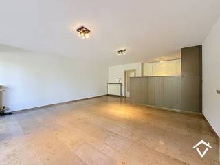 Kortbij het van de Walle park vinden we dit instapklaar appartement waar men zicht heeft op veel groen. Dit in korte nabijheid van de winkelstraten, de ring, de Grote Markt, het station en nog veel meer. <br /><br />De indeling is als volgt: gemeenschappelijke inkomhal - traphal - lift - kelderberging - inkomhal - apart toilet - lichtrijke leefruimte - uitgeruste, open keuken die toch de nodige privacy biedt - terras aan de voorzijde - technische (was)berging - badkamer met badkamermeubel en ligbad - twee volwaardige slaapkamers - ruim zonneterras aan de achterzijde van het appartement. Bij te kopen garage: 25.000 euro. <br /><br />Troeven:<br />- Gunstige centrale ligging, kortbij alles<br />- Kortbij het park, groen uitzicht!<br />- Dubbele beglazing en centrale verwarming op aardgas (nieuw 2021)<br />- Investeringsopportuniteit<br />- Kelderberging inbegrepen<br /><br />Contacteer ons vandaag nog voor meer info!