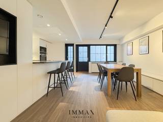 Cet appartement magnifiquement rénové bénéficie d'un emplacement de choix au cœur de Knokke, à quelques pas de la Rubensplein et de la plage. La propriété a été finie avec le souci du détail et des matériaux de haute qualité et offre une combinaison idéale de confort, d'espace et d'emplacement. L'appartement se compose d'un hall d'entrée, d'un espace de vie spacieux et lumineux avec une cuisine ouverte entièrement équipée, de trois chambres spacieuses et d'une généreuse terrasse. Cet appartement est une excellente opportunité pour ceux qui recherchent une résidence secondaire ou une résidence permanente en bord de mer.<br /><br /><span>Possibilité d'acheter un emplacement de parking/garage à proximité !</span><br />Informations urbanistiques dans l'application<br /><br />N'hésitez pas à nous contacter pour plus d'informations : tel : 050 62 44 14 ou via knokke@immax.be