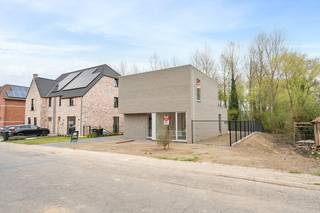 In Sint-Agatha-Rode, een zeer rustige en groene deelgemeente van Huldenberg, hebben we nog één moderne woning beschikbaar in ons...