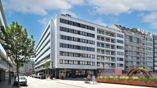 Magnifique appartement meublé de deux chambres, idéalement situé entre la place Van Bunnen et la place du Phare. Composition: hall d’entrée avec vestiaire et toilette invités. Séjour avec cuisine ouverte entièrement équipée donnant accès à une terrasse ensoleillée orientée sud. Chambre principale avec placards intégrés. Deuxième chambre avec lits superposés. Salle de bains avec douche et double lavabo. Lave-linge/sèche-linge présent. À recommander vivement. La résidence a été récemment entièrement rénovée, avec nouveaux balcons et terrasses.