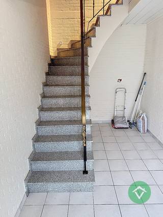 Dit duplexappartement gelegen te Ichtegem bestaat uit: inkomhal - ruime woonkamer - uitgeruste keuken - terras - was/opbergruimte - toilet - badkamer uitgerust met douche, toilet en lavabomeubel - 3 slaapkamers. Er is GEEN lift aanwezig. <br /><br />Direct vrij. Huurprijs 745 €/mnd.