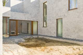 Ontdek deze exclusieve, moderne nieuwbouwvilla op een royaal perceel van meer dan 40 are, gelegen in het groene Rijmenam, op de grens met Boortmeerbeek. Geniet achteraan van een prachtig, vrij uitzicht over agrarisch gebied, ideaal voor dierenliefhebbers of voor wie houdt van rust, ruimte en een groene omgeving.<br /><br />Deze energieneutrale en toekomstgerichte villa wordt opgeleverd bij akte (± 4 maanden) en is uitgerust met verschillende moderne technieken zoals geothermie met vloerverwarming en -koeling. De villa wordt volledig afgewerkt met duurzame en hoogwaardige materialen voor een uiterst luxueuze uitstraling. Ook de tuin zal worden aangelegd, zodat u meteen zorgeloos kunt intrekken.<br /><br />Ontdek deze villa nu al via de grondplannen en video’s op onze website: www.imovastgoed.be<br />Alle vermelde prijzen zijn exclusief btw (21% op de constructie, 12% op de grondwaarde).<br /><br />Voor meer informatie of een bezoek kunt u ons steeds contacteren op het nummer 015/21.21.21 of via olivier.lievens@imovastgoed.be.<br />En als u zich afvraagt wat uw eigen woning waard is, neem dan gerust contact op voor een gratis waardebepaling.