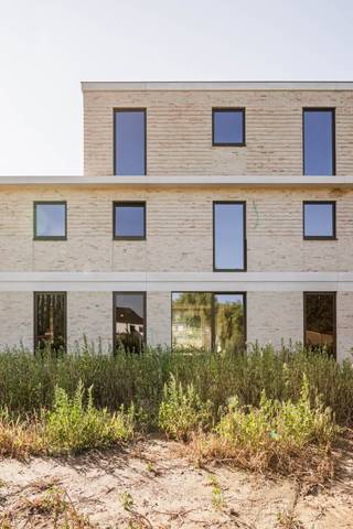 Danneels bouwt deze ruime gesloten bebouwing in moderne stijl in onze toekomstgerichte nieuwbouwproject ‘Bosveld’ in Aalst. Een residentiële en groene woonlocatie, dicht bij het stadscentrum en alle voorzieningen. <br /><br />De woning is rustig gelegen middenin een mooie parktuin en is bijzonder functioneel ingedeeld. Zithoek, eetkamer en keuken vormen een mooi geheel dat optimaal in verbinding staat met de zuid gerichte tuin en het terras.<br /><br />Op de twee bovenverdiepingen hebben we vier slaapkamers, twee badkamers, twee bergingen en een apart toilet. Bij de woning hoort ook een buitenberging, een autostaanplaats en een fietsenberging.<br /><br />Een geothermische warmtepomp, vloerverwarming, zonnepanelen en een ventilatiesysteem met warmterecuperatie zijn standaard voorzien en dat is goed nieuws voor jouw energiefactuur.<br />Danneels realiseert deze woning sleutel-op-de-deur voor jou met een vaste totaalprijs en oplevertermijn.